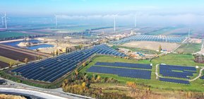 Österrikes största solcellsanläggning finns i Schönkirchen-Reyersdorf och innehåller komponenter från LAPP. Österrikes största solcellsanläggning finns i Schönkirchen-Reyersdorf och innehåller komponenter från LAPP.
